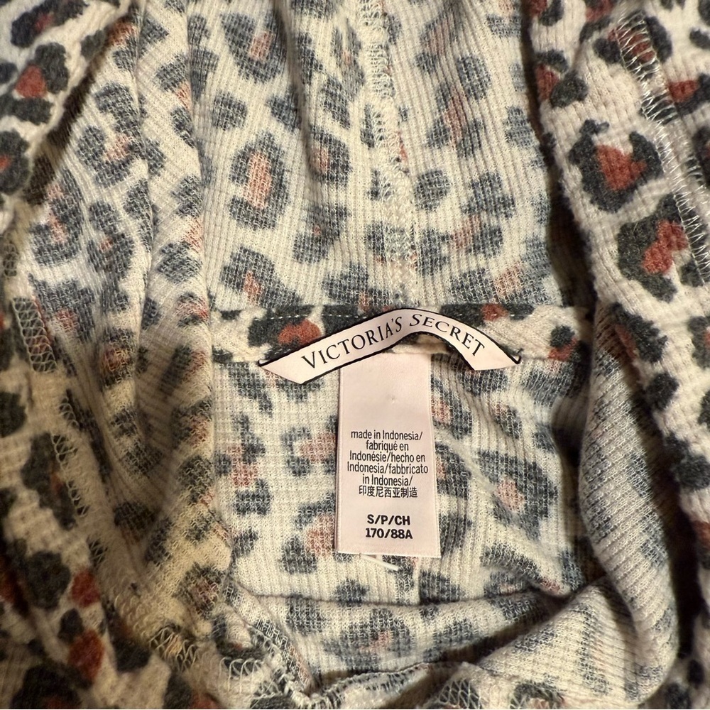 Like New Victoria’s Secret Leopard Print Thermal Pullover Hoodie - Picture 4 of 5